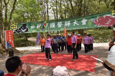 廣顏協會 江忠義隊長 授旗完揮舞隊旗